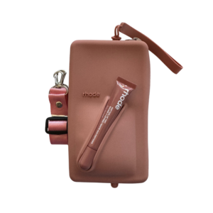 Rhode torbica with lipstick Puder